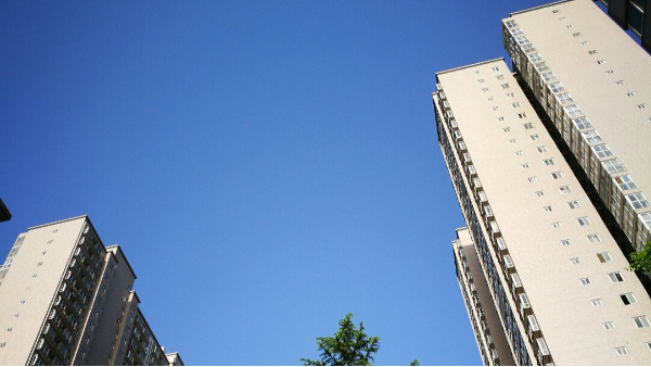 外墻貼瓷磚還是涂外墻無(wú)機(jī)涂料更耐用？